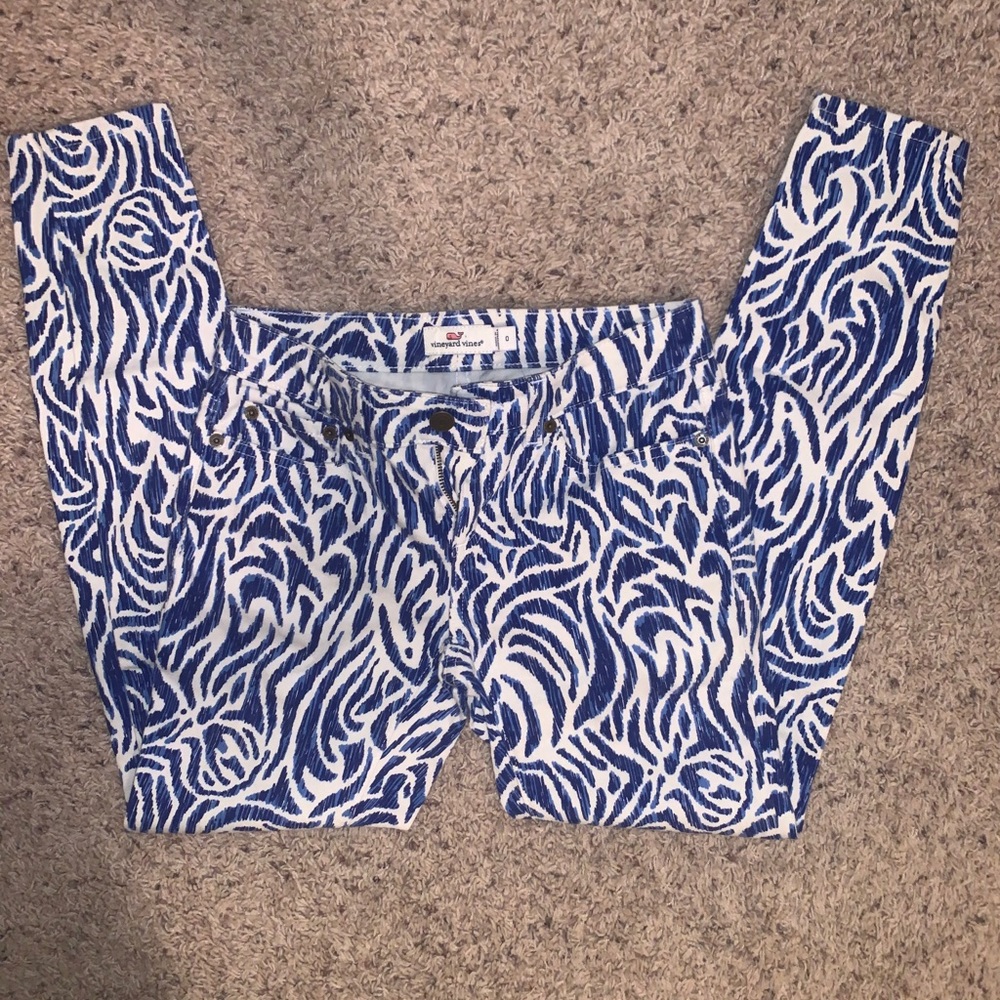 EUC Vineyard Vines blue and white pattern jeans